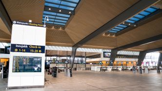 Når passasjerne kommer inn i avgangshallen er innsjekkingsautomatene i front, og bagasjehåndteringen i midten. Sikkerhetskontrollen kommer rett etter dette.  Foto:  Eirik Helland Urke