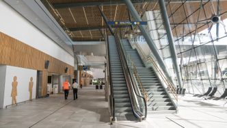 Nederste nivå i avgangshallen, hvor passasjerene kommer opp fra Bybanen, eller går ut til flybuss. Foto:  Eirik Helland Urke