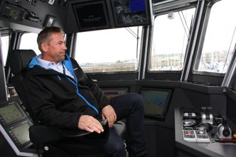 Prosjektleder Jan Tore Ysland i Moen Marin i kapteinsstolen på en 15 meters arbeidsbåt. Foto:  Tore Stensvold
