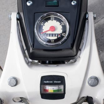 I tillegg til speedometeret hadde Solo Electra 720 et voltmeter. Når nåla sto på gult var det på høy til å søke nødhavn med innlagt strøm. Foto: ORV