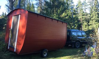 Frellumstad har sikret seg og rehabilitert en Moelven brakke fra 50-tallet. Det er den første produserte mobile brakken som Moelven laget. Nå fungerer den som hans hjemmekontor i Nordmarka. Foto: ORV