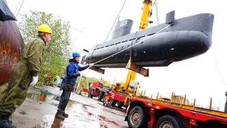 <p class="p1"><span class="s1">Nautilus hadde bare vært i på vannet noen få måneder før forliset, og var kanskje operativ, men ikke ferdig ifølge Christoffer Meyer. For eksempel hadde den ikke lanterner, fordi det ikke var planlagt å seile med den om natten. Dermed var det ifølge Christoffer Meyer ikke mystisk at ubåten har blitt observert i fart uten lys. I bunnen av fronten kan man se hullet opp til den fremste ballasttanken. (Foto: Anja Gaard Olsen/Raket-Madsens Laboratorium)</span></p>