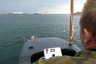 <span class="s1">Nautilus kunne styres fra tårnet ved hjelp av den lille fjernkontrollen som sees på bildet. Men kontroll og sjekk av motor og ballasttanker krevde at man måtte ned i henholdsvis maskinrommet eller ut på dekk for å kontrollere spjeldventilene på toppen av ballasttankene. (Foto: Mia Lindenhann / Raket-Madsens Laboratorium)</span>