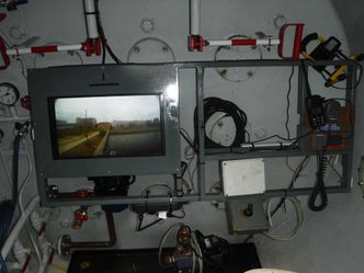 <span class="s1">Her ses ventilen på toppen av ballasttanken, samt de stengene som forbinder ventilen til håndtakene i kommandorommet. (Foto: Leserfoto, Ing.dk)</span>