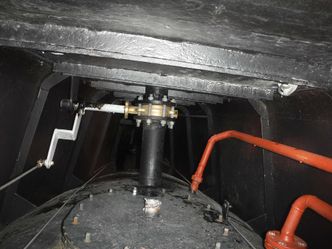 <span class="s1">Disse røde og hvite håndtakene styrer spjeldventilene på toppen av de to ballasttankene til ubåten. For å åpne ventilene og dykke, må man først fjerne splinten som holder håndtakene låst i «stengt»-posisjon og deretter vri på dem. (Foto: Leserfoto, Ing.dk)</span>