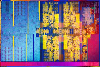 Slik ser Intels 8. generasjon prosessor ut under et mikroskop. Foto: Intel Corporation