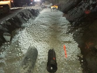 I Bodøtunnelen legges Glasopor i grøft rundt både drensrør og vannledning. Foto:  M3 Anlegg
