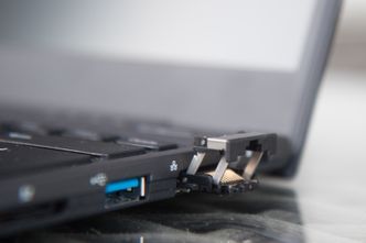 Ethernet-porten «brettes sammen», slik at den får plass selv om PC-en er tynn. Foto: Kurt Lekanger
