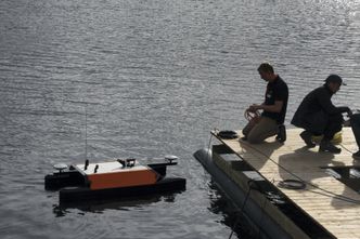 Otteren på vei inn til brygga etter utført kartleggingsoppdrag i sjøen utenfor Maritime Robotics' lokaler på Brattørkaia i Trondheim. Foto:  Tore Stensvold