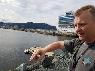 Maritime Robotics har testet autonome fartøy i Trondheimsfjorden i mange år allerede. Adm.dir. Vegard Evjen Hovstein med Otteren og en ROV på flytebrygga ved Brattørkaia i Trondheim. Foto:  Tore Stensvold