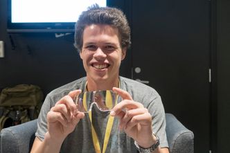 Patentsøkt: Eirik Wahlstrøm viser frem den nye panoramaoptikken støpt i et stykke som skal sørge for at hvert øye ser hele skjermen rett foran i veldig forstørret utgave. Foto: Odd Richard Valmot Bilde: Odd Richard Valmot