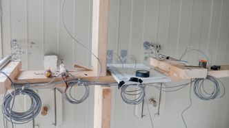 Instrumenteringen bak porten på den skalerte modellen av et ammunisjonslager. Foto:  Eirik Helland Urke