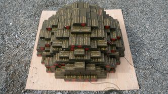 400 kilo TNT ligger klar til detonering. Foto:  Eirik Helland Urke