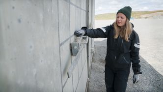 Solveig Brita Heggelund kontrollerer effektene av detonasjonen. Foto:  Eirik Helland Urke