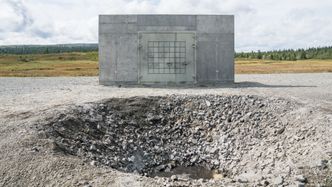 Eksplosjonen etterlot seg et stort krater, men porten stod. Foto:  Eirik Helland Urke