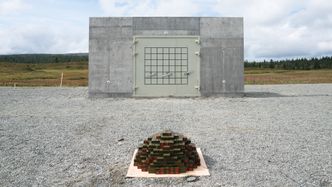 400 kilo TNT står stablet foran porten. Foto:  Eirik Helland Urke