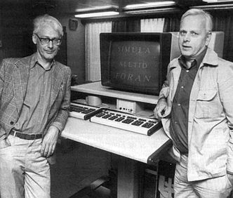 Simula-oppfinnerne Ole-Johan Dahl og Kristen Nygaard foran en foran en spesialutviklet, norsk Mach-S arbeidsstasjon hos Norsk Regnesentral. Foto: NR Bilde: NR