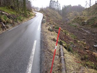 Eksempel 1. Fv 402 i Lindås kommune. Dette var før. Foto: Statens Vegvesen