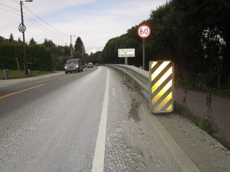 Erstattet av nytt stålskinnerekkverk og ettergivende rekkverksende i 2016. Dette er en høytrafikkert veg (ÅDT ca 20 000) med fartsgrense 60 km/t. Foto: Statens Vegvesen