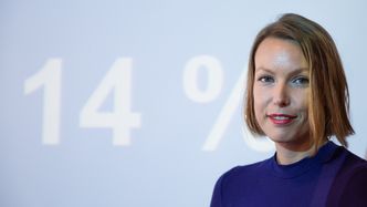 Kommunikasjonssjef Marte Ottemo i Elektronikkbransjen, fotografert foran storskjermen som vitner om en verdiøkning i elektronikksalget på 14 prosent i første halvår. Foto:  Varog Kervarec
