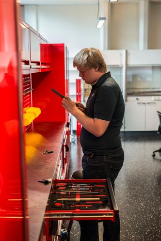 Rommet har også et område for mer tradisjonelle verktøy. Foto:  Mathias Klingenberg