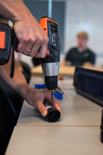 Ideen var at å tre en pinne gjennom konfettikanonen, slik at den kunne roteres i kjedereaksjonen. Denne ideen viste seg imidlertid for vanskelig å gjennomføre. Foto:  Mathias Klingenberg