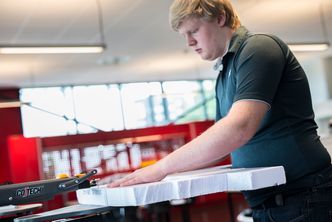 Dennis Årrestad skjærer isopor. Foto:  Mathias Klingenberg