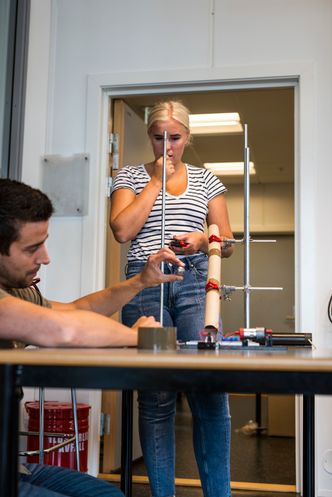 Ole Henrik Ishoel og Thea Grønn Knutsen jobber med installasjonen. Foto:  Mathias Klingenberg