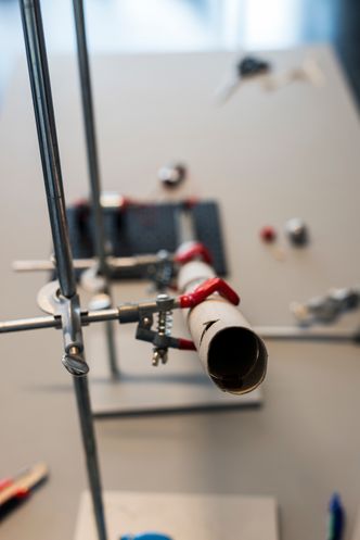 Dette røret er starten på elevenes kjedereaksjon. Foto:  Mathias Klingenberg