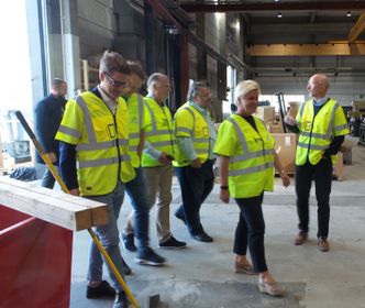 Finansminister Siv Jensen på besøk hos Splitkon i Åmot. Foto: Wergeland Apenes
