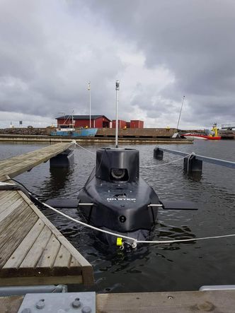 Hedin gleder seg over å ha ubåten liggende i havna. Foto:   Martin Hedin/Privat