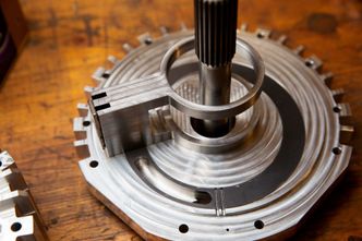 God tetting: Her ser vi hvordan "stempelringen" vil sirkulere, selve stempelet var fortsatt under produksjon i England da bildet ble tatt, og er ikke med. Stempelingen vil får hjelp av en fjær til å gi god tetting. Nedenfor stempelringen kan vi se ventilen, der komprimert luft/bensin føres fra kompresjonskammeret til forbrenningskammeret. Foto:  Sverre Chr. Jarild