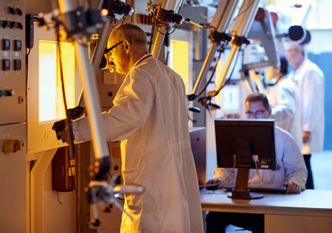 En forsker forbereder thoriumtester. Foto: Fotografie Hein van den Heuvel a/ NRG