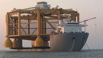 Ocean Farm1 måler 110 meter i diameter og stikker godt ut på sidene fra 43,6 meter brede og 182 meter lange Hua Hai Long. Bilde:  Salmar