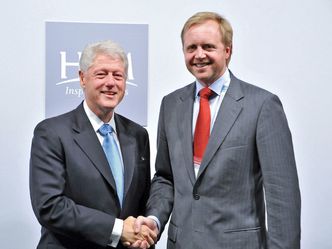 Møte med Clinton: Haugland hilser på tidligere USA-president Bill Clinton i Milano i 2009.. Foto:  Privat