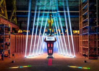 Høytidelig markering av byggestart i tørrdokken ved Meyer Werft for Aidanova. Konsernsjef Bernard Meyer og Tim Meyer fra Meyer Werft Tim Meyer observerte at to lærlinger, Louisa Tröbner (AIDA Cruises) og Martin de Boer (Meyer Werft) plasserte den tradisjonelle lykkemynten i kjølen på den første modulen. Det er den første av totalt 90 blokker som skal settes sammen til et komplett cruiseskip på 337 meters lengde og 42 meters bredde. Foto:  Aida Cruises