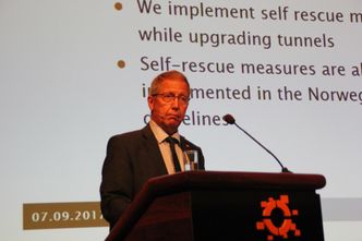 Vegdirektør Terje Moe Gustavsen åpnet forestillingen. – Ambisjonen må være at vi er i forkant innen tunnelteknologi, sa han. Foto:   Bjørn olav Amundsen