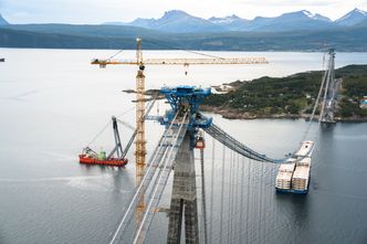 Stålkassene som skal danne kjørebanen ankom med båt fra Kina tidligere i september. Foto: Eirik Helland Urke