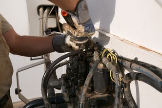 Mye av materiell som blir sendt nedover er unikt, og soldatene må utbedre skader selv. Her blir GROVE kranen fikset.. Foto:  Camilla Brevik Hågensen - Forsvaret