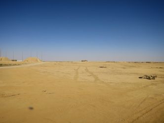 Slik så det ut før byggingen av Camp Midgard startet. Sand med kakao-konsistens så langt øyet rekker. Foto:  Camilla Brevik Hågensen - Forsvaret
