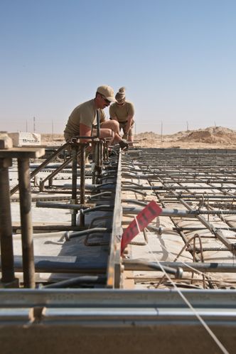 Kent Bakke og Ingrid B. Osen jobber med å sette på plass en fuge i en av de mange støpeformene til betongfundamentene.. Foto:  Camilla Brevik Hågensen - Forsvaret