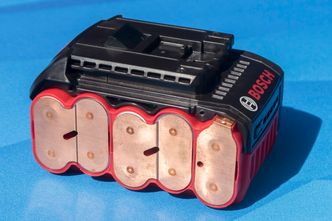 Kobberledere: Strømmen ledes mellom cellene i kobberplater som er lasersveiset til cellene. Det gir bedre varmetransport ut av batteriet og minimerer den elektriske motstanden. Foto:  ORV