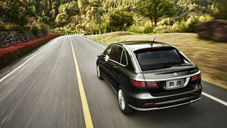 Daimlers kinesiske foretak Denza selger en Mercedes B-klasse-basert bil med 62 kilowattimers batteri i Kina. Foto:  Denza