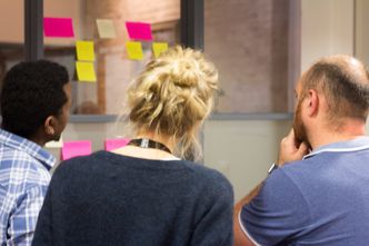 Røde kors-ansatte og frivillige fra IT-bransjen jobber med planlegging av det nye verktøyet før «codeathonet» den siste helgen i september. Foto: Kurt Lekanger, Digi.no