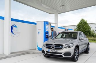 Mercedes-Benz GLC F-cell kan både lades og tankes med hydrogen. Foto: Daimler AG - Global Communicatio