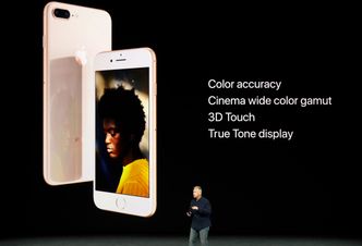 Phil Schiller viser frem iPhone 8. Foto: AP Photo/Marcio Jose Sanchez