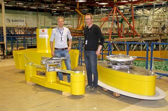 Sintef Ocean, test av pontonger til flytebru over BjørnafjordenFra venstre Seniorforsker Hagbart Alsos ogForskningsleder Henning Braaten Foto: Joachim Seehusen