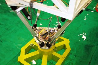 Bølger: Her utsettes en av pontongene for bølger i bassenget til Sintef. De ser små ut, men skalaen er 1:45, så hadde dette vært i Bjørnafjorden ville det vært skikkelig ruskevær. Foto: Joachim Seehusen