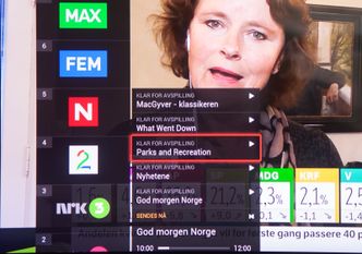 Hurtigmenyen for TV-kanalene henter du frem ved å trykke pil til venstre. Også her får du opp programmene som går på kanalen du har valgt, og kan velge programmer som har gått tidligere for å se dem – selv om du ikke har tatt dem opp. Foto: Kurt Lekanger