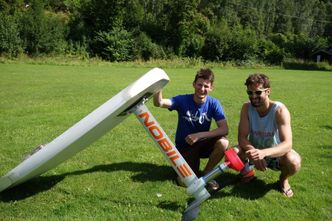 Fra venstre: Hydrofoil-brettet, Hans Emil Hiorth og Nikolai Hiorth. Foto:  Privat